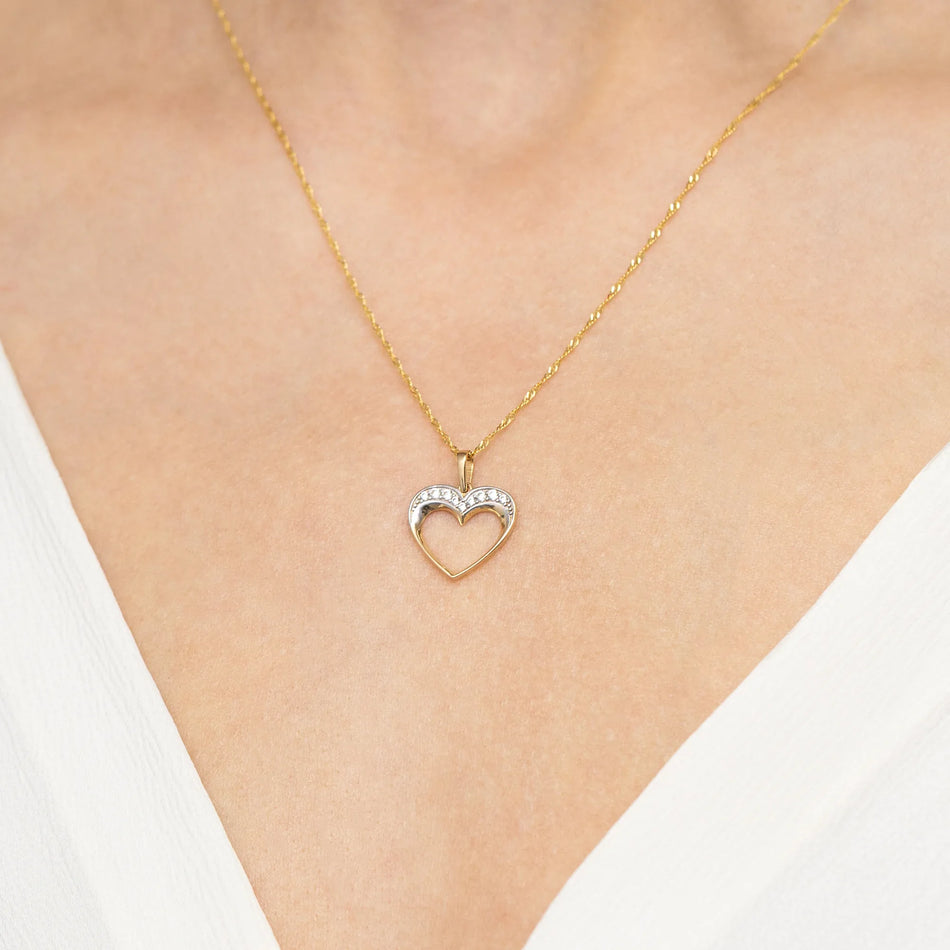 Hergestellt aus 585er (14 Karat) Gold, das einen reichen Glanz garantiert, der mit der Zeit nicht verblasst. Der Anhänger ist mit 9 handgefassten weißen Zirkonias besetzt, die eine diamantähnliche Brillanz bieten.