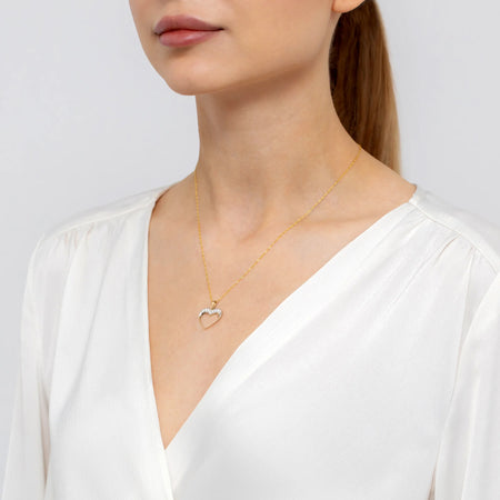 Hergestellt aus hochwertigem 585er (14 Karat) Gold, das einen reichen, langanhaltenden Glanz garantiert, der mit der Zeit nicht verblasst. Der Anhänger ist mit 9 sorgfältig von Hand gefassten weißen Zirkonias besetzt, die das Licht aus jedem Winkel einfangen und eine diamantähnliche Brillanz bieten.