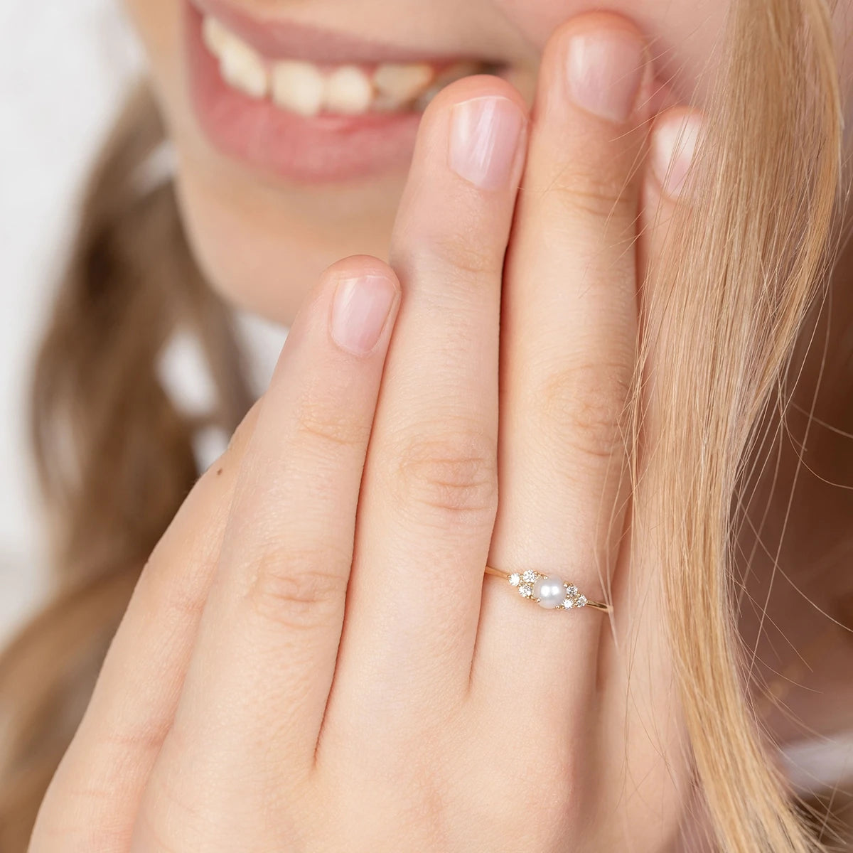 Feiner Ring aus 8K (333) Gold mit Perle und Zirkonia im Vintage-Stil. Bestellen Sie ein Geschenk für Mutter, Freundin oder Verlobte.