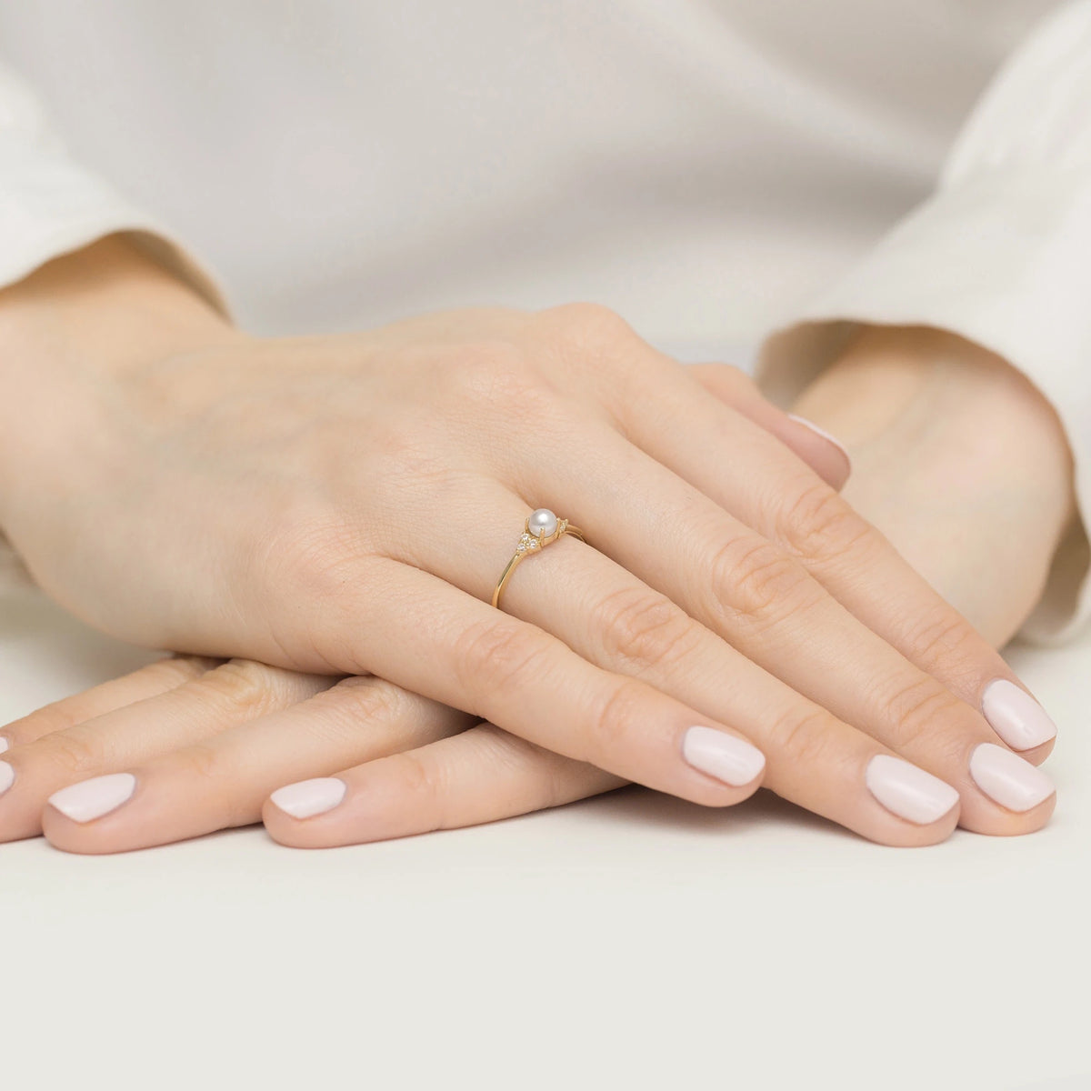 Feiner Ring aus 8K (333) Gold mit Perle und Zirkonia im Vintage-Stil. Bestellen Sie ein Geschenk für Mutter, Freundin oder Verlobte.
