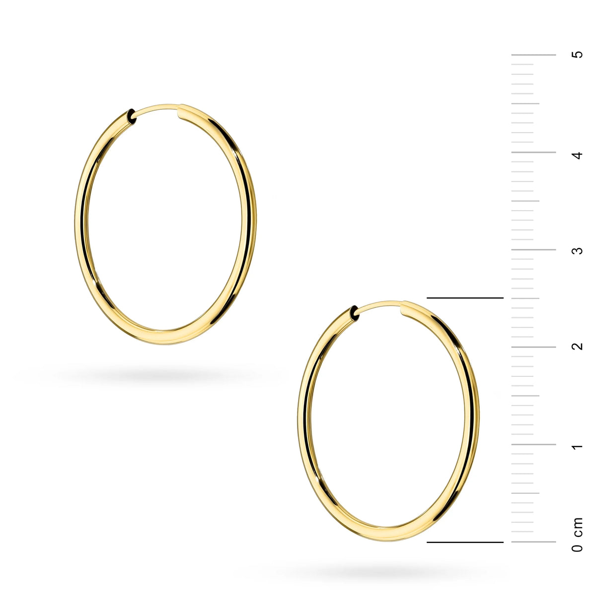 Diese klassischen Creolen aus 14-karätigem Gold sind ein exklusives Schmuckstück. Unsere Ohrringe haben einen Stecker-Verschluss. Die Ohrringe werden in einer eleganten Schachtel verpackt, ideal als Geschenk.