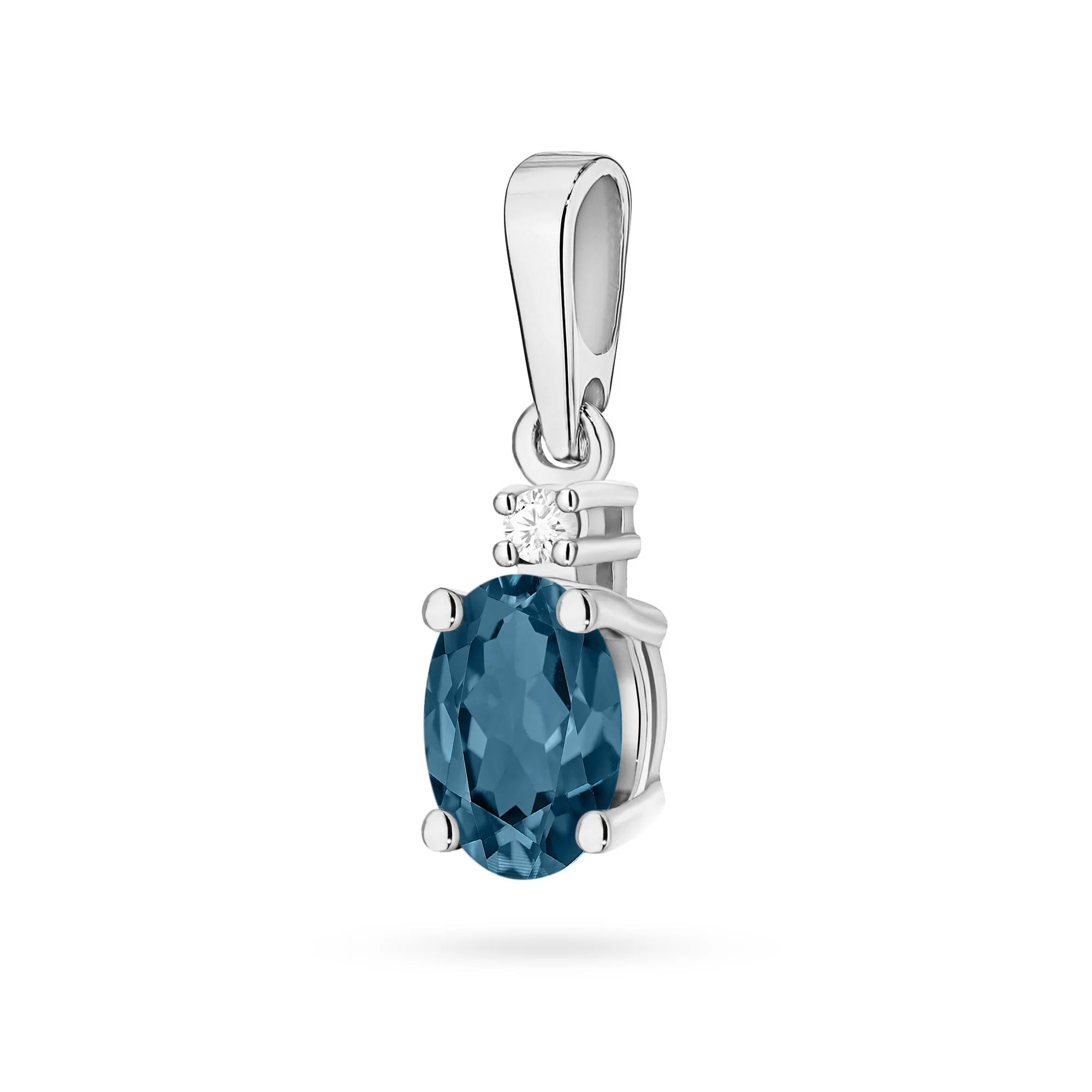 Anhänger aus Weißgold mit einem London Blue Topas und Diamanten.