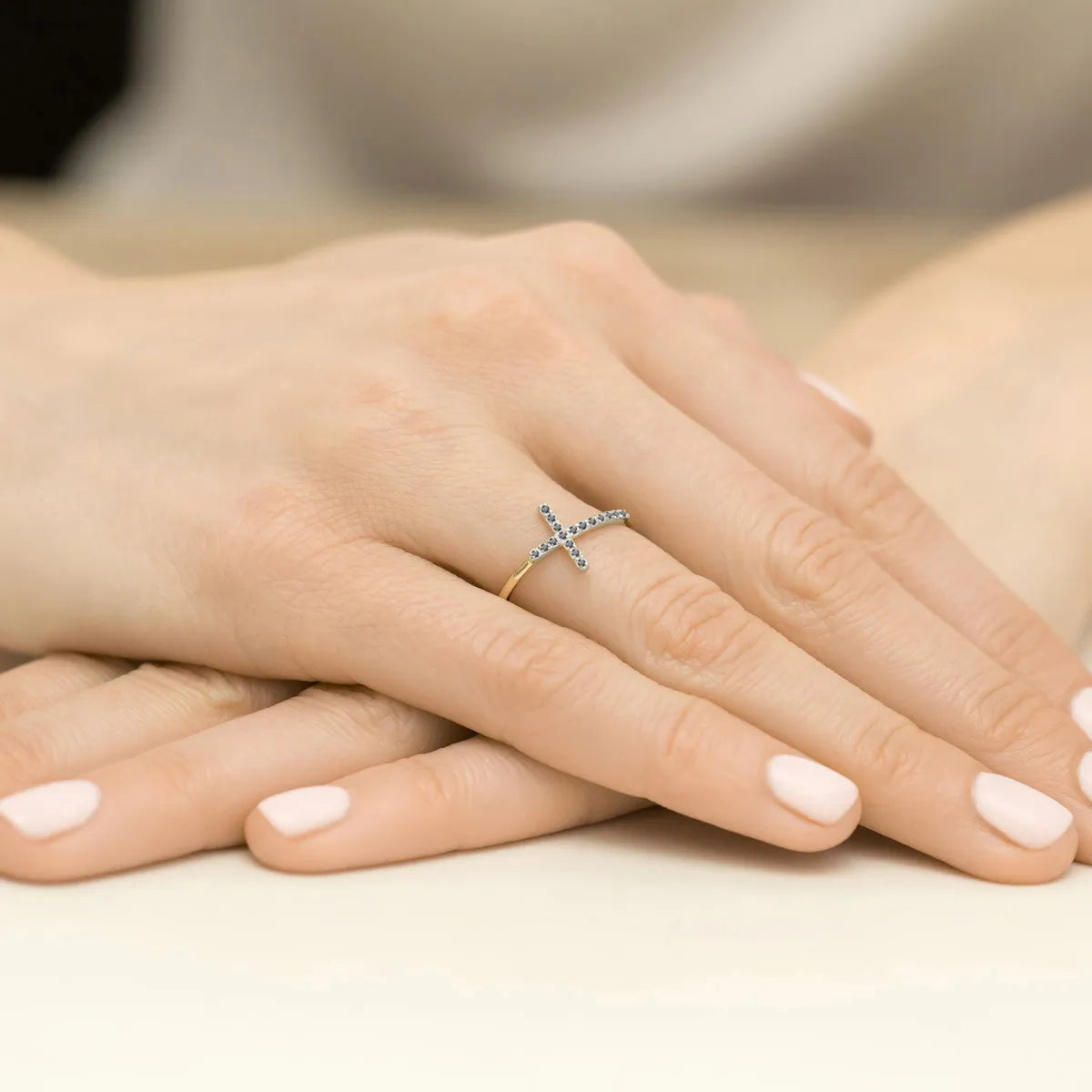 Goldring mit Kreuz aus 0,09 ct schwarzen Diamanten