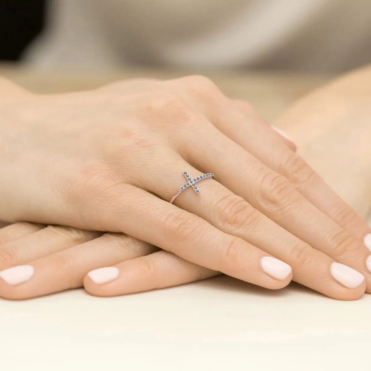 Ring aus Rosegold mit Kreuz aus 0,09 ct schwarzen Diamanten