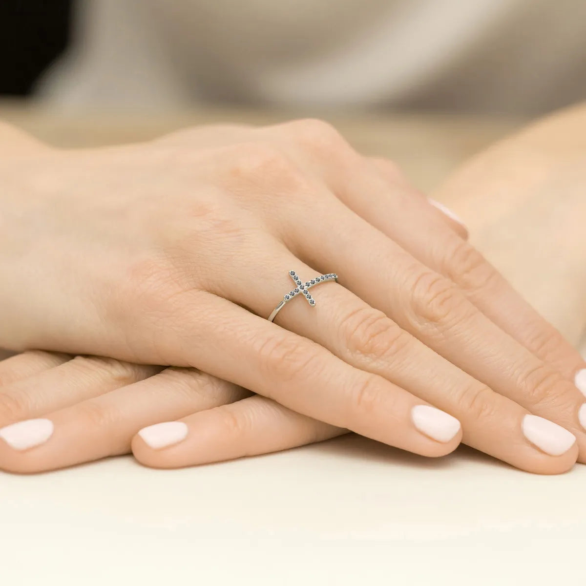 Weißgoldring mit Kreuz aus 0,09 ct schwarzen Diamanten