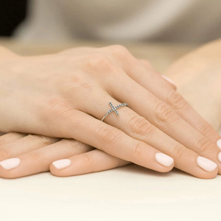 Weißgoldring mit Kreuz aus 0,09 ct schwarzen Diamanten