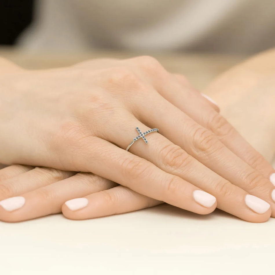 Weißgoldring mit Kreuz aus 0,09 ct schwarzen Diamanten
