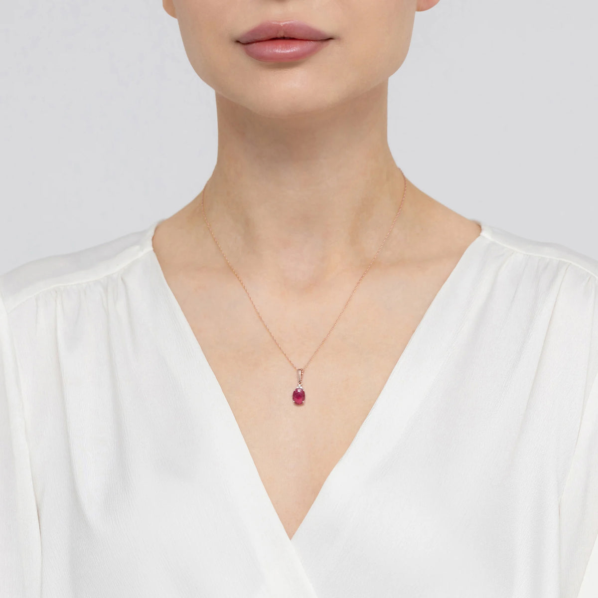 Anhänger aus 14K(585) Gold. Unser Angebot umfasst Ketten, Anhänger, Halsketten. Zentraler oval geschliffener Rubin 1,00 ct und 3 Diamanten 0,026 ct. Perfektes einzigartiges Geschenk.