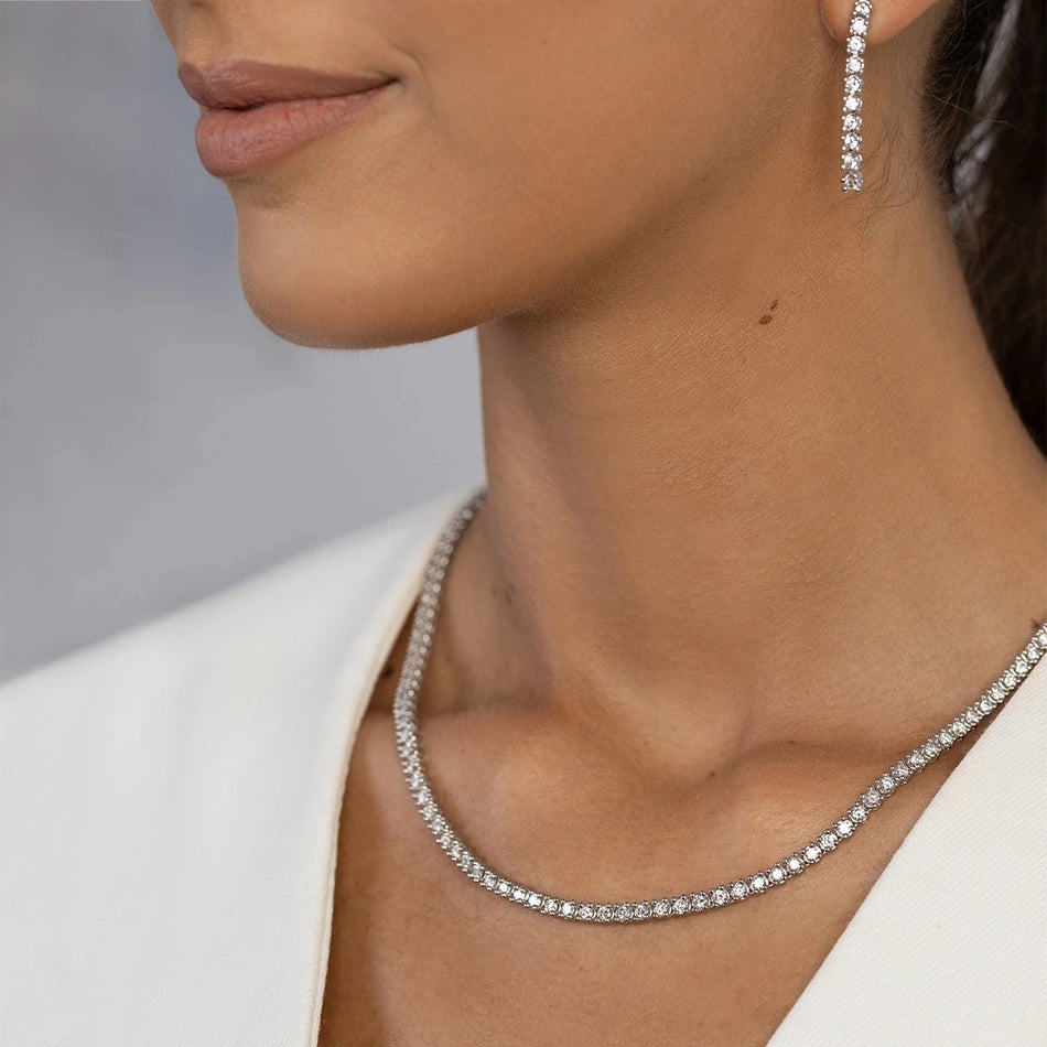 Diese Halskette aus 14-karätigem Gold mit 115 Diamanten von je 0,06 ct verkörpert zeitlose Schönheit. Perfekt als Geschenk.