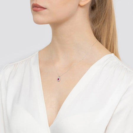 Anhänger aus 14K (585) Gold. Zentraler Rubin 0,60 ct, umgeben von 39 Diamanten 0,19 ct. Ein einzigartiges Geschenk für sie. Unser Geschäft bietet Ketten, Ringe, Ohrringe oder Armbänder an.