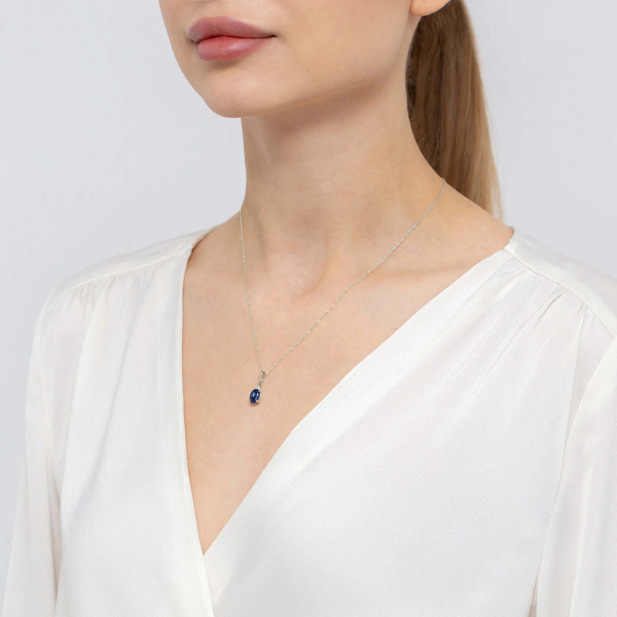 Anhänger aus 14-karätigem (585) Gold. Unser Angebot umfasst Ketten, Anhänger, Halsketten. Zentraler oval geschliffener Saphir 0,90 ct und 3 Diamanten 0,026 ct. Perfektes, einzigartiges Geschenk