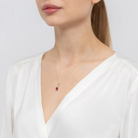 Anhänger aus 14K(585) Gold. Unser Angebot umfasst Ketten, Anhänger, Halsketten. Zentraler oval geschliffener Rubin 1,00 ct und 3 Diamanten 0,026 ct. Perfektes einzigartiges Geschenk.