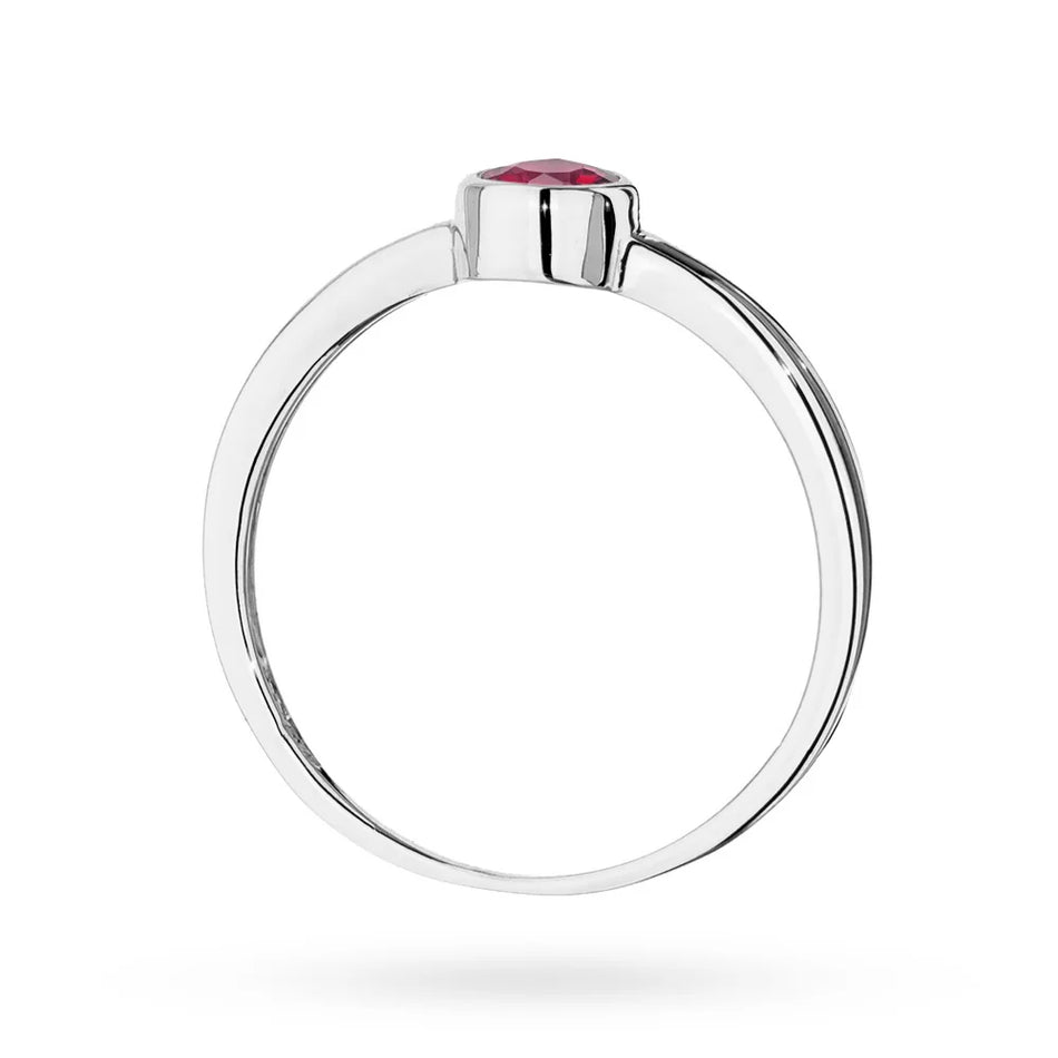 Ring aus Weißgold mit 0,30 ct Rubin. Dieser Edelstein vereint Anmut, Feinheit und Beständigkeit. Dieser Ring ist die perfekte Wahl für einen Verlobungsring. Ein elegantes Geschenk.