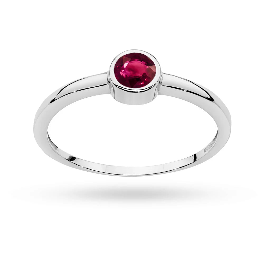 Ring aus Weißgold mit 0,30 ct Rubin. Dieser Edelstein vereint Anmut, Feinheit und Beständigkeit. Dieser Ring ist die perfekte Wahl für einen Verlobungsring. Ein elegantes Geschenk.